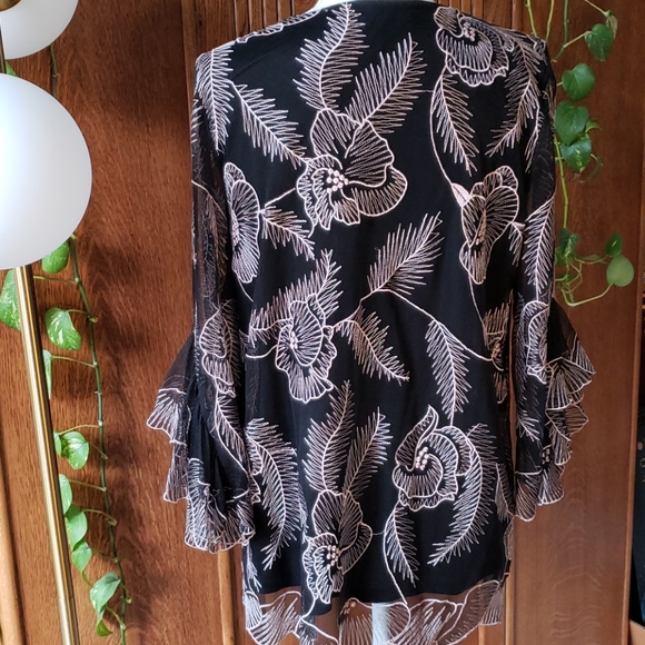 Beautiful embroidered blouse - Picture 5 of 6